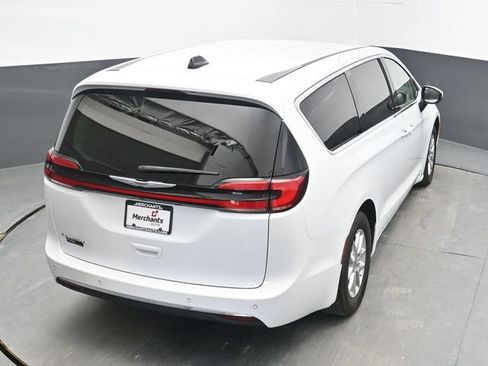 Used 2023 Chrysler Pacifica Touring-L FWD image 21