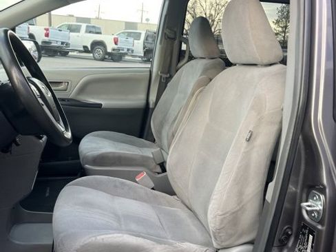 Used 2015 Toyota Sienna L image 35