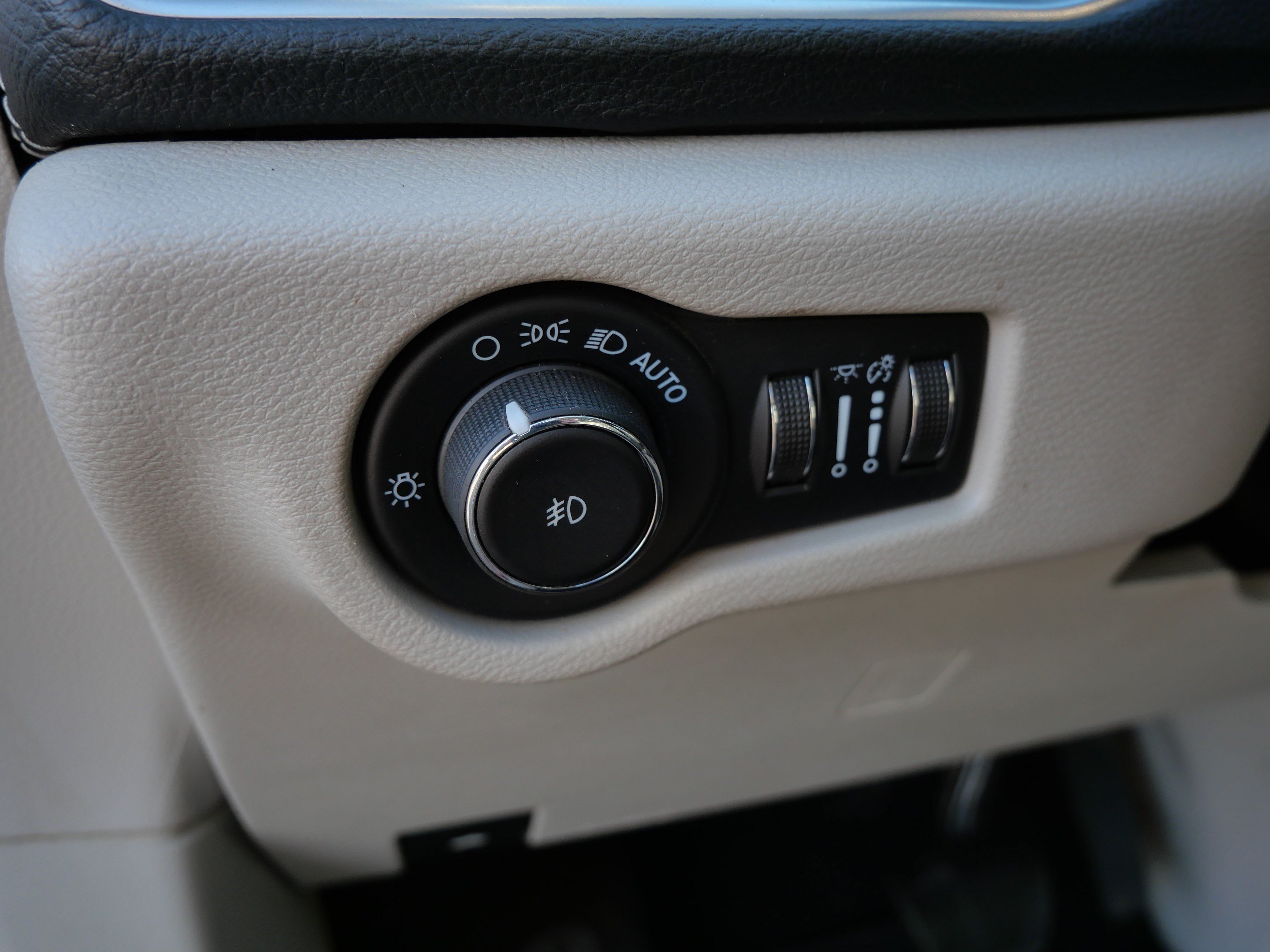 Used 2021 Chrysler Pacifica Limited w/ Uconnect Theater Family Group FWD image 65
