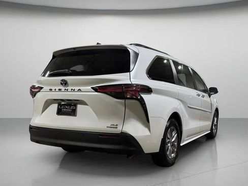 Used 2022 Toyota Sienna XLE FWD image 3