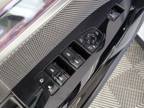 Used 2025 BMW 740i w/ Premium Package image 10