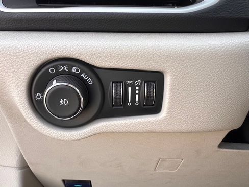 Used 2024 Chrysler Pacifica Touring-L FWD image 17