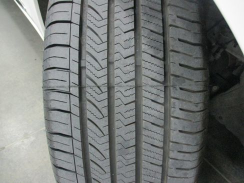 Used 2017 Buick LaCrosse Preferred image 24