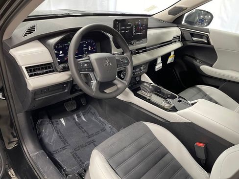 New 2025 Mitsubishi Outlander SE image 19