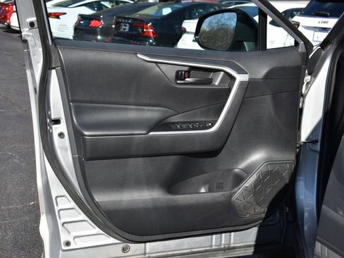 Used 2021 Toyota RAV4 LE image 12