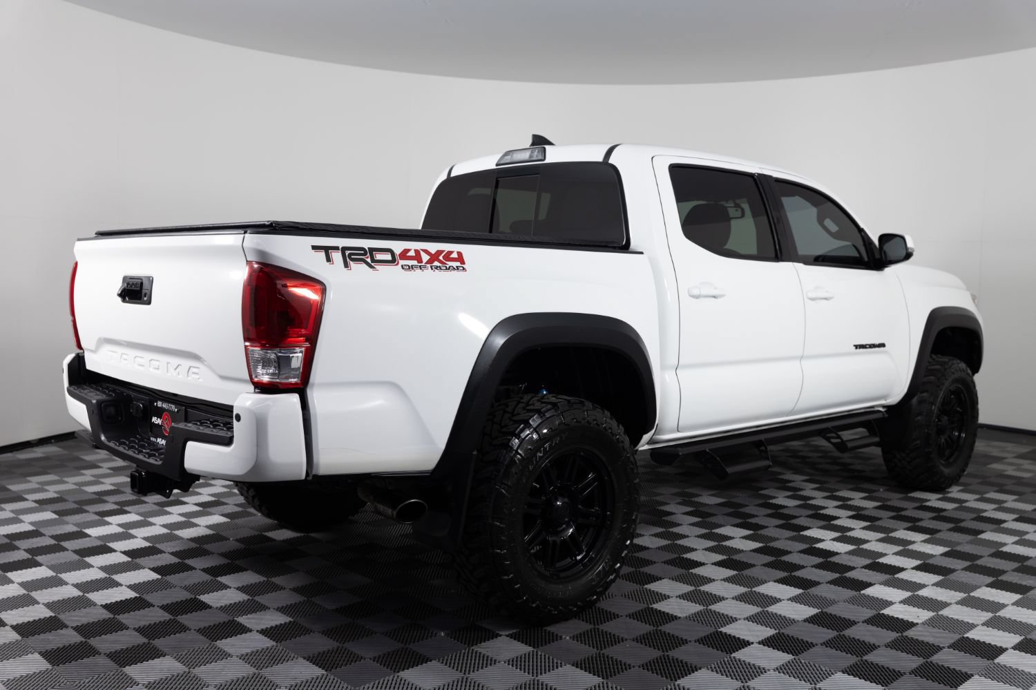 Used 2017 Toyota Tacoma TRD Off-Road w/ Premium & Technology Package AWD/4WD image 8