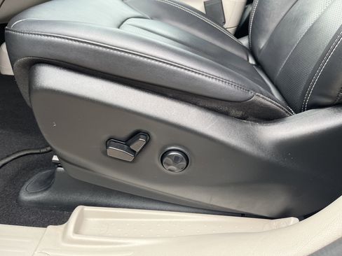 Used 2024 Chrysler Pacifica Touring-L FWD image 25