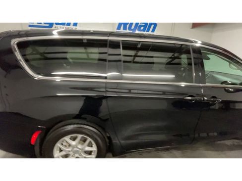 Used 2024 Chrysler Pacifica Touring-L image 9