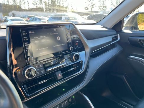 Used 2022 Toyota Highlander XLE image 16