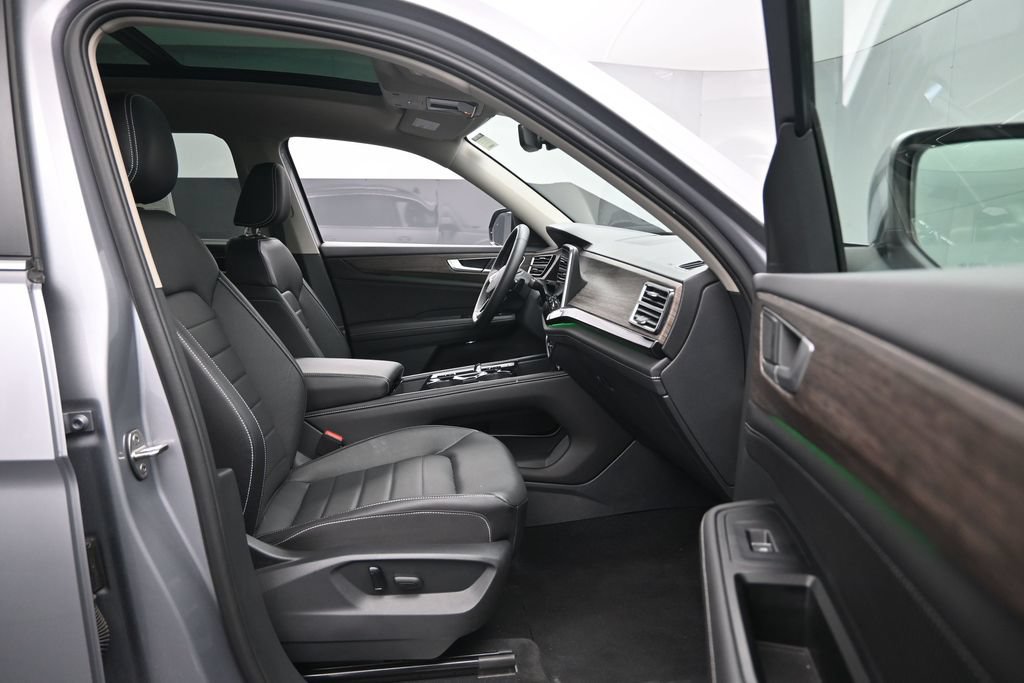 Used 2025 Volkswagen Atlas SEL AWD/4WD image 28