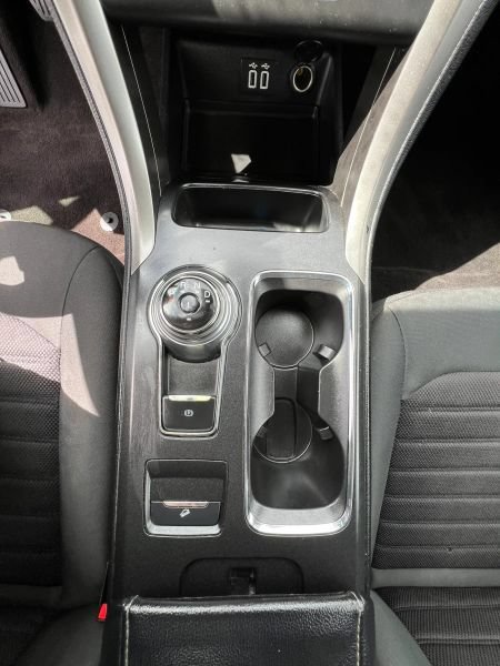 Used 2020 Ford Fusion SE FWD image 28