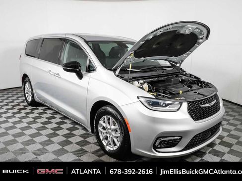 Used 2024 Chrysler Pacifica Touring-L FWD image 34