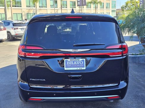 New 2026 Chrysler Pacifica Select image 7