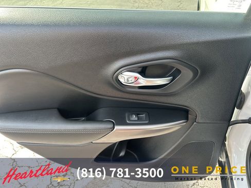 Used 2019 Jeep Cherokee Latitude w/ Popular Appearance Group image 37