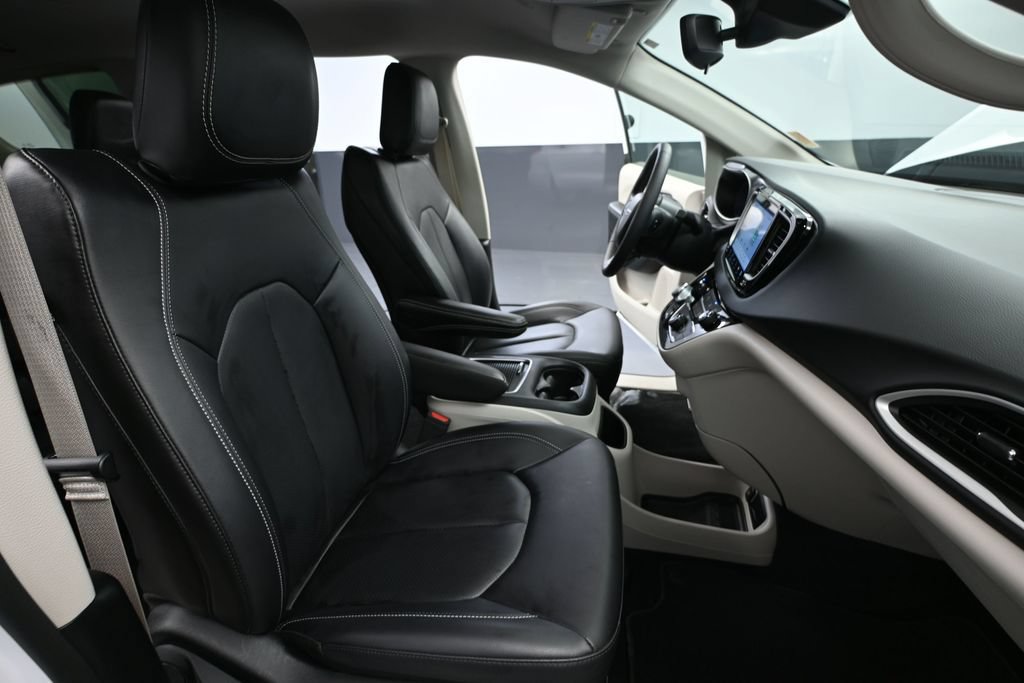 Used 2024 Chrysler Pacifica Touring-L FWD image 38