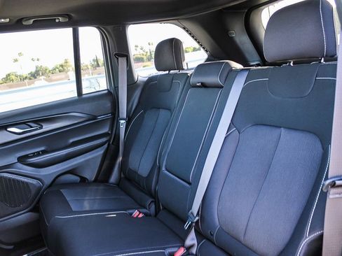 Used 2025 Jeep Grand Cherokee Laredo X image 19