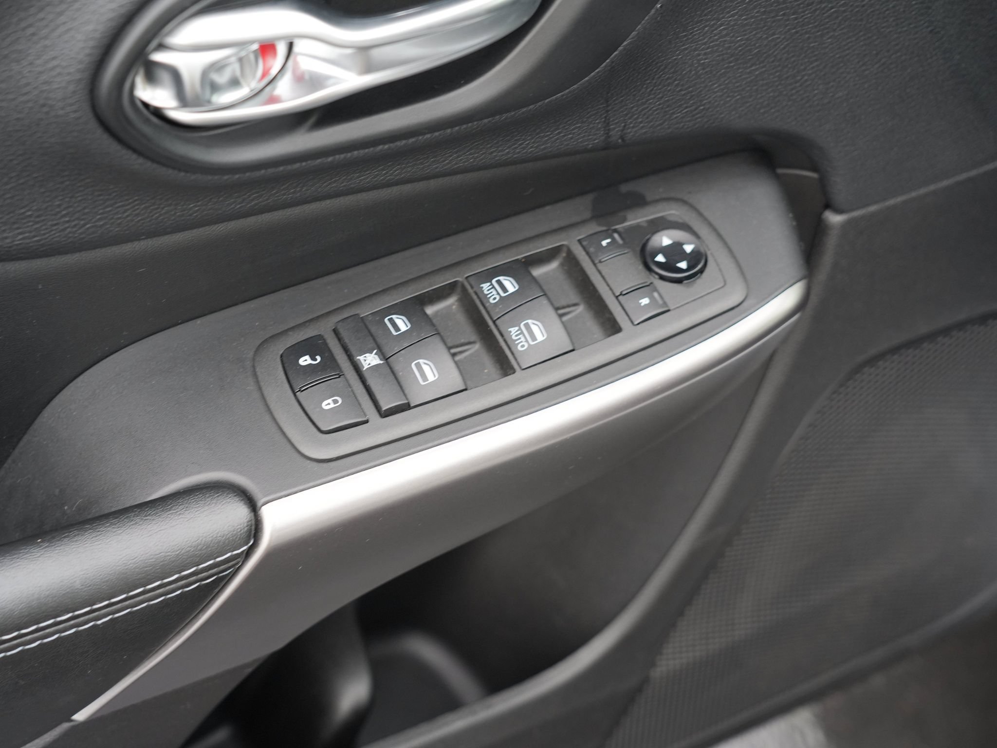 Used 2021 Jeep Cherokee Latitude AWD/4WD image 17