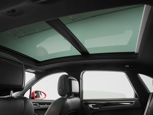 Certified 2023 Porsche Macan AWD/4WD image 46
