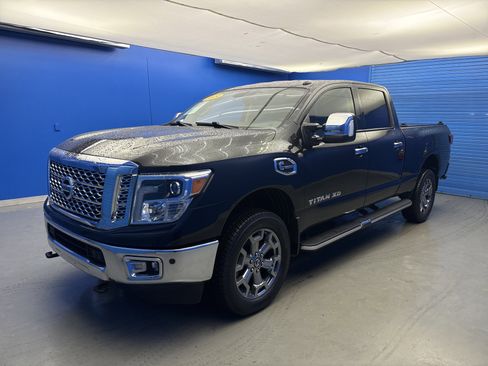 Used 2019 Nissan Titan SL w/ Chrome Package image 4