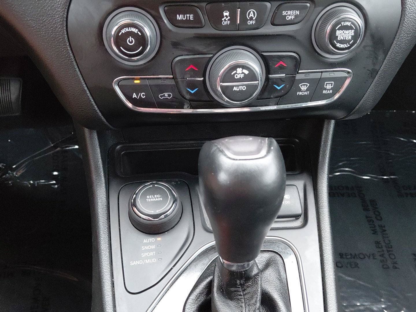 Used 2023 Jeep Cherokee Altitude Lux AWD/4WD image 28