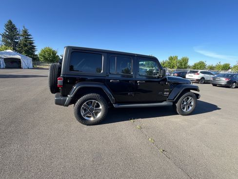 Used 2018 Jeep Wrangler Unlimited Sahara w/ LED Lighting Group AWD/4WD image 4