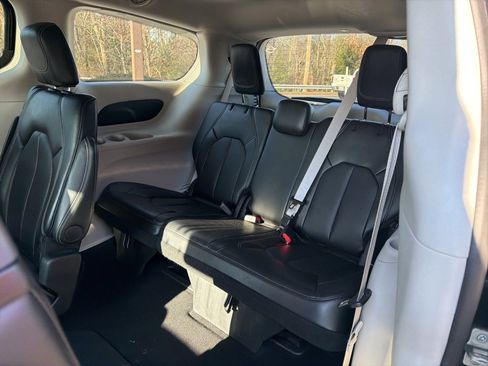 Used 2024 Chrysler Pacifica Touring-L image 11