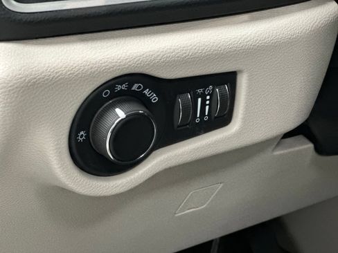 Used 2022 Chrysler Voyager LX FWD image 17