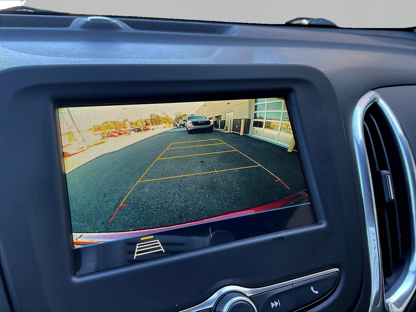 Used 2019 Chevrolet Equinox LT FWD image 14