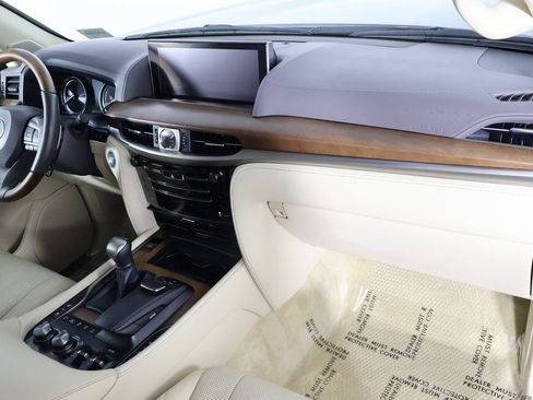 Used 2019 Lexus LX 570 4WD w/ Luxury Package image 9