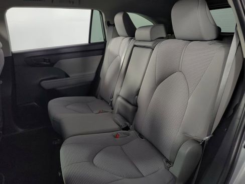 Used 2022 Toyota Highlander L image 18