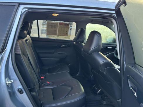 Used 2023 Toyota Highlander XLE image 11