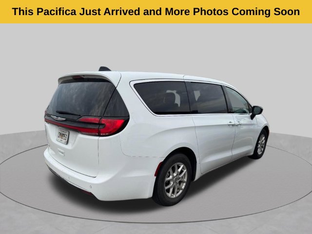 Used 2024 Chrysler Pacifica Touring-L FWD image 3
