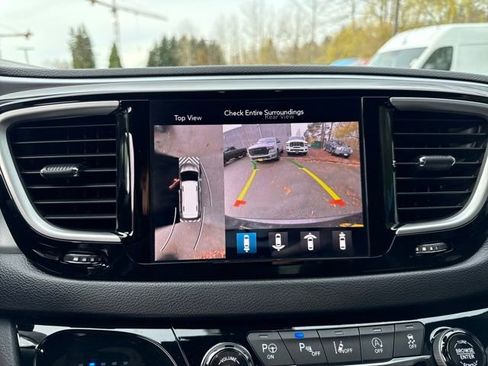 Used 2020 Chrysler Pacifica Touring-L Plus image 25