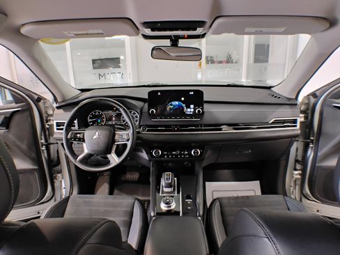 Used 2023 Mitsubishi Outlander SE image 16