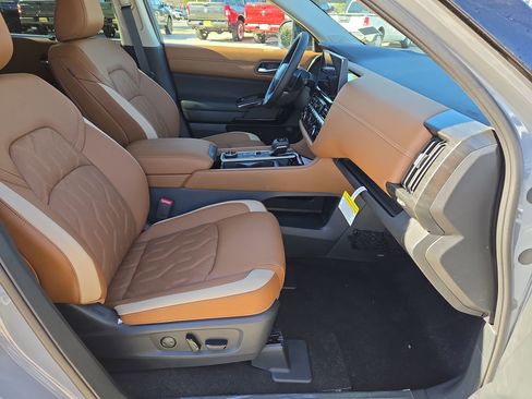 New 2026 Nissan Pathfinder Platinum image 21