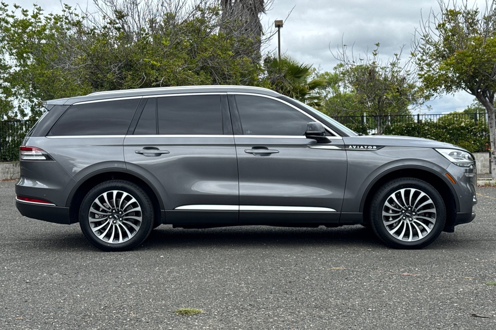 Used 2023 Lincoln Aviator Reserve w/ Equipment Group 201A RWD image 2