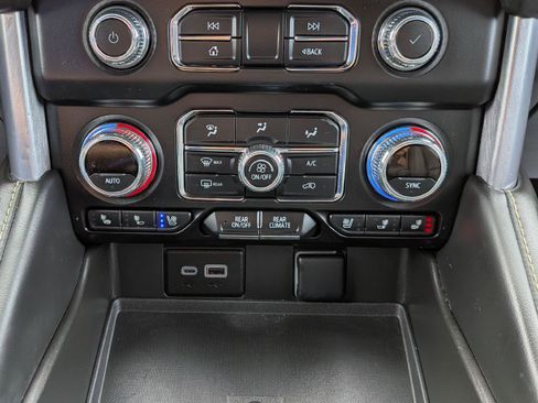 Used 2023 GMC Yukon XL SLT w/ SLT Luxury Package AWD/4WD image 19