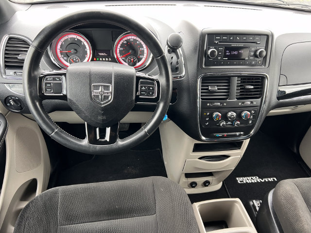 Used 2016 Dodge Grand Caravan SE FWD image 2