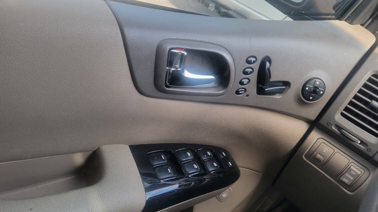 Used 2012 Kia Sedona EX w/ Luxury Pkg FWD image 16
