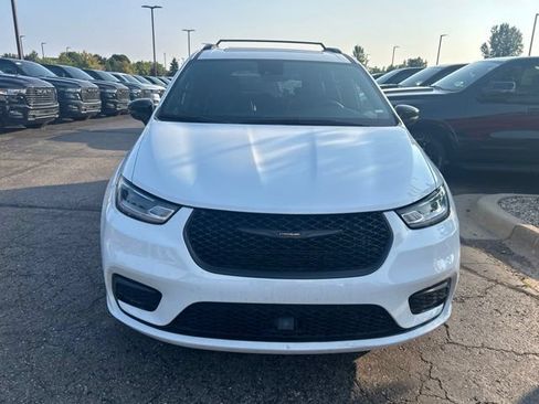 Used 2025 Chrysler Pacifica Limited FWD image 6