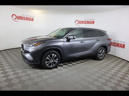 Used 2022 Toyota Highlander XLE image 2