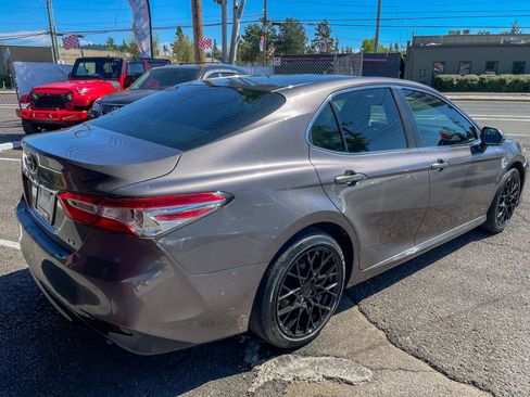 Used 2018 Toyota Camry LE image 5