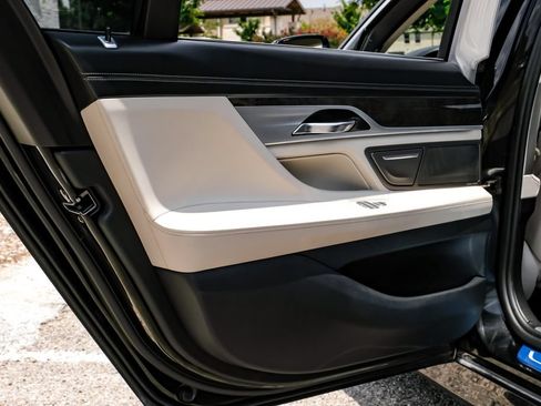 Used 2018 BMW 740i RWD image 39