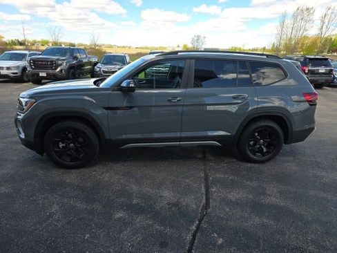 Used 2025 Volkswagen Atlas Peak Edition SE AWD/4WD image 7