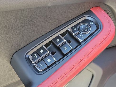 Certified 2025 Porsche Macan image 26