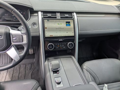 Used 2023 Land Rover Discovery Metropolitan Edition AWD/4WD image 22