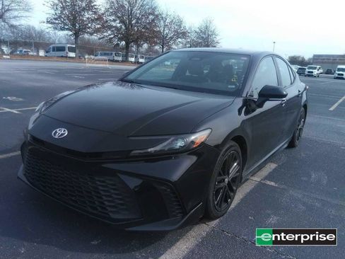 Used 2025 Toyota Camry SE FWD image 1