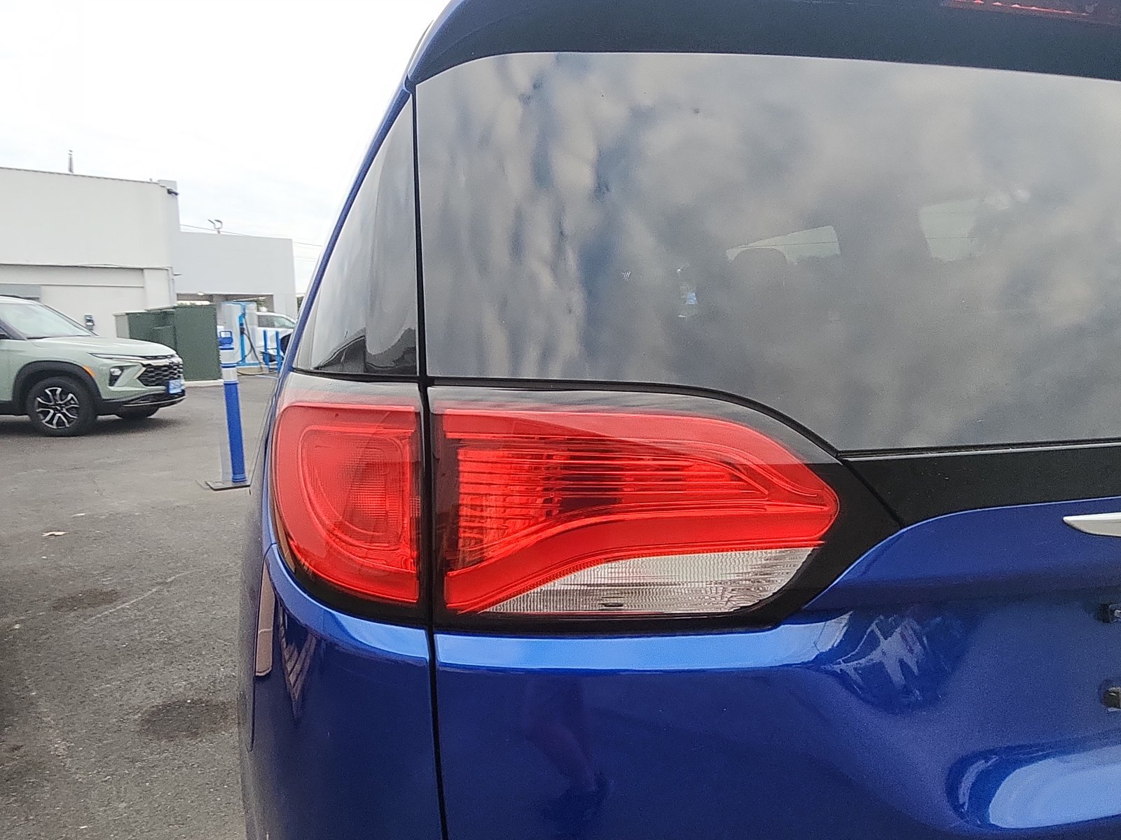Used 2019 Chrysler Pacifica Limited w/ Advanced Safetytec Group FWD image 10