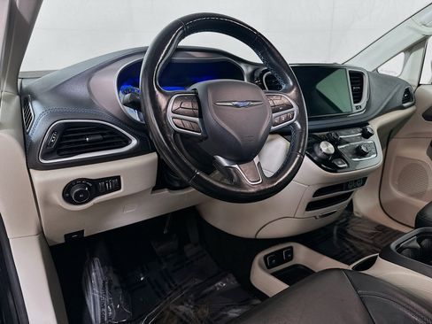 Used 2021 Chrysler Pacifica Touring-L AWD/4WD image 9