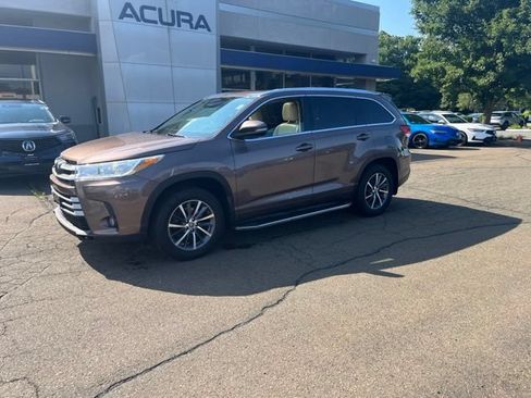 Used 2017 Toyota Highlander XLE AWD/4WD image 33